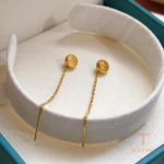 نمای نزدیک گوشواره میخی آبکاری طلای ۱۸ عیار بدون نگین برند مایا استون کد MYST001