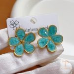 گوشواره میخی طرح گل و قطره‌ای از استیل ضدزنگ با آبکاری طلای ۱۸ عیار برند مایا استون - تصویر 8