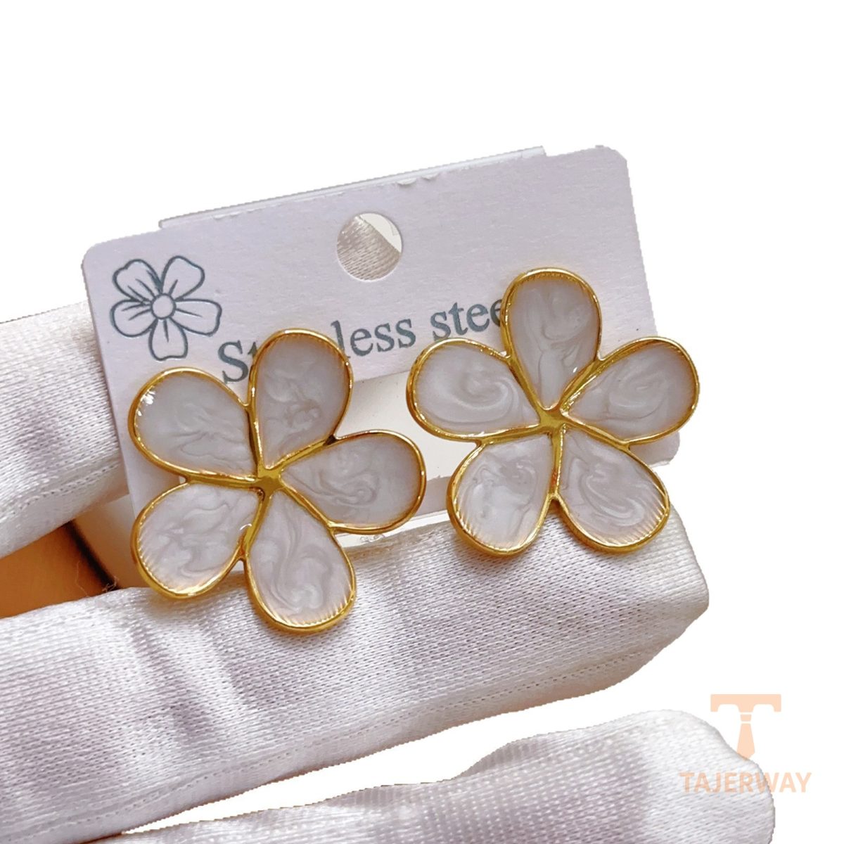 گوشواره میخی طرح گل و قطره‌ای از استیل ضدزنگ با آبکاری طلای ۱۸ عیار برند مایا استون - تصویر 10