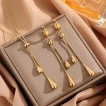 تصویر محصول گوشواره آبکاری طلای ۱۸ عیار نگین‌دار برند مایا استون کد MAYA-1601027009139