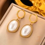 نمای نزدیک گوشواره آبکاری طلای ۱۸ عیار مروارید مصنوعی برند مایا استون کد YJH1192