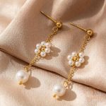 گوشواره میخی وینتیج طرح گل با مروارید مصنوعی از استیل ضدزنگ و آبکاری طلای ۱۸ عیار برند مایا استون - تصویر 7