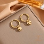 نمای نزدیک گوشواره آبکاری طلای ۱۸ عیار نگین اتمی برند مایا استون کد N215