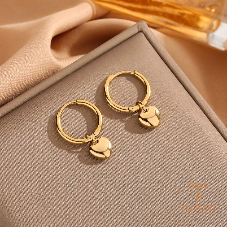 نمای نزدیک گوشواره آبکاری طلای ۱۸ عیار نگین اتمی برند مایا استون کد N215
