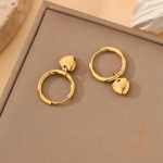 تصویر محصول گوشواره قلب آبکاری طلای ۱۸ عیار نگین اتمی برند مایا استون کد N215