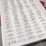 نمای نزدیک انگشتر آبکاری طلای سفید (رادیوم) نگین‌دار برند مایا استون کد MY0124