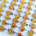 نمای نزدیک انگشتر آبکاری طلای سفید (رادیوم) نگین‌دار برند مایا استون کد MY0124