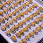 نمای نزدیک انگشتر آبکاری طلای سفید (رادیوم) نگین‌دار برند مایا استون کد MAYA-1601076784027