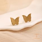 نمای نزدیک گوشواره آبکاری طلای ۱۸ عیار نگین‌دار برند مایا استون کد MAYA-1601164179898