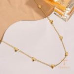 نمای نزدیک گوشواره آبکاری طلای ۱۸ عیار نگین‌دار برند مایا استون کد MAYA-1601166587847