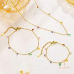 نمای نزدیک دستبند آبکاری طلای ۱۸ عیار نگین اتمی برند مایا استون کد MAYA-1601386226726