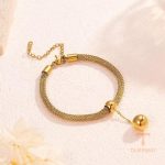 نمای نزدیک گوشواره آبکاری طلای ۱۸ عیار بدون نگین برند مایا استون کد MAYA-1601388482872