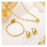 نمای نزدیک ست آبکاری طلای ۱۸ عیار نگین‌دار برند مایا استون