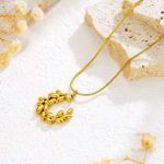 نمای نزدیک گوشواره آبکاری طلای ۱۸ عیار نگین‌دار برند مایا استون کد MAYA-1601388496739
