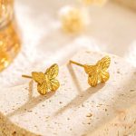 گوشواره استیل ضدزنگ آبکاری طلای ۱۸ عیار نگین‌دار برند مایا استون کد MAYA-1601388537346