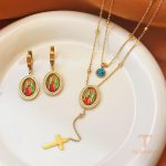 گوشواره استیل ضدزنگ آبکاری طلای ۱۸ عیار نگین اتمی برند مایا استون کد MAYA-1601240587687
