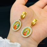 ست گردنبند و گوشواره وینتیج با نگین اتمی و آبکاری طلای ۱۸ عیار برند مایا استون - تصویر 8