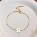 تصویر محصول گوشواره طرح گل آبکاری طلای ۱۸ عیار برند مایا استون کد MAYA-1601449311217