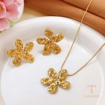 نمای نزدیک گوشواره آبکاری طلای ۱۸ عیار بدون نگین برند مایا استون کد MAYA-1601393669589