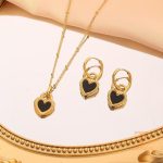 گوشواره استیل ضدزنگ آبکاری طلای ۱۸ عیار برند مایا استون کد MAYA-1601243287483